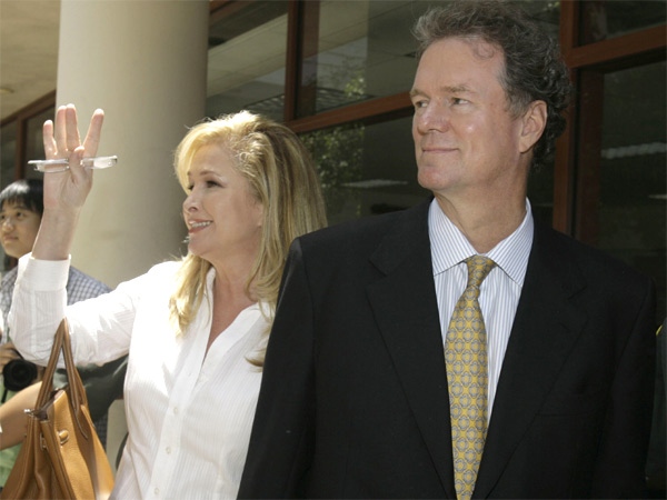 Kathy Hilton waves as she and her husband Rick leave the Twin Towers jail facility after visiting their daughter Paris Hilton in Los Angeles. (AP / Nick Ut)