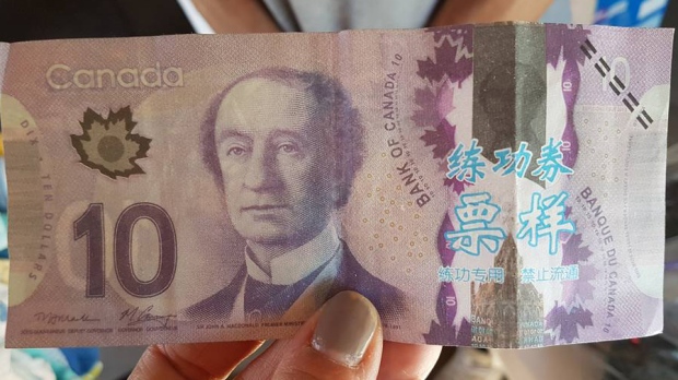 위니펙의 한 중고 물품 판매(garage sale)에서 가짜 캐나다 달러 발견돼, 주민들에 경고
