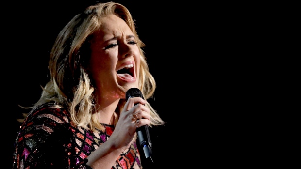 ’30’ Adele mendapat ulasan yang kuat dari penggemar dan kritikus