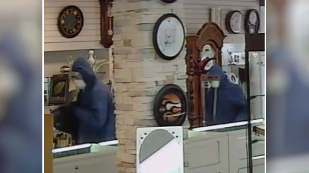 Gatineau Police are looking for help identifying two men caught on video robbing a jewellery store.