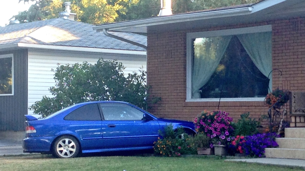 Car crashes into house in Regina