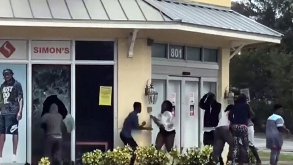 Looters in Fort Lauderdale, Fla.