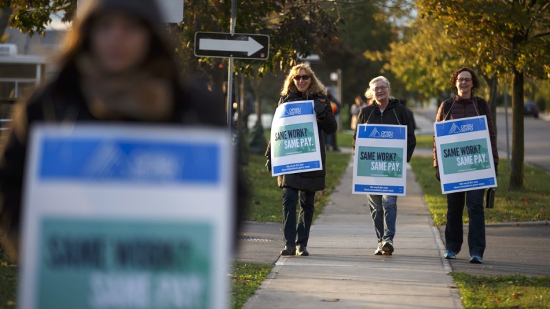 Striking faculty walk the picket line at Humber College Lakeshore campus on Oct. 16, 2017.  (Cole Burston / THE CANADIAN PRESS)
