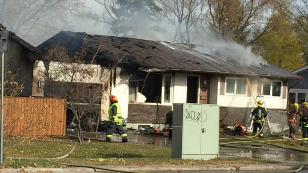 큰 화재로 챨스우드(Charleswood) 지역에 있는 한 주택이 파괴돼