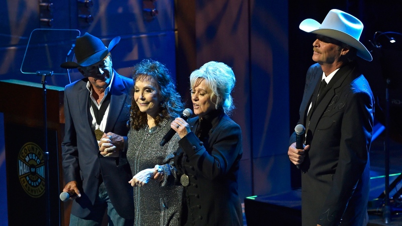 George Strait, left, Loretta Lynn, second from left, and Connie Smith join Alan Jackson, right, in singing 'Will the Circle Be Unbroken' during Jackson's induction into the Country Music Hall of Fame on Sunday, Oct. 22, 2017, in Nashville, Tenn. (Andrew Nelles/The Tennessean via AP)