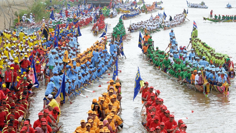 Cambodian participants row their dragon boats during the Water Festival on the Tonle Sap river in Phnom Penh. (TANG CHHIN SOTHY / AFP)