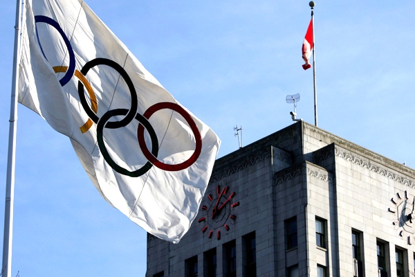 The Olympic flag flies outside City Hall in Vancouver, B.C., on Wednesday, February 18, 2009. (Darryl Dyck / THE CANADIAN PRESS)