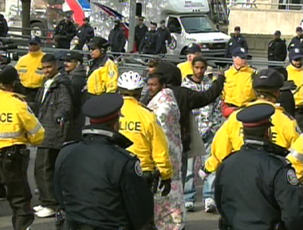 Toronto police move protesters off University Avenue in downtown Toronto, Thursday morning, April 30, 2009.