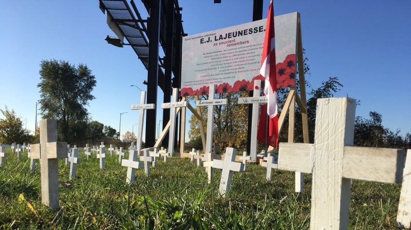 Students at E.J. Lajeunesse high school have set up 1,500 hundred wooden crosses in Windsor, Ont., on Nov. 8, 2017. (Chris Campbell / CTV Windsor) 
