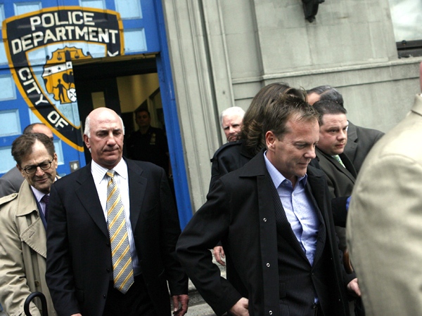 Actor Kiefer Sutherland leaves the NYPD First Precinct after turning himself in to police on Thursday, May 7, 2009 in New York. (AP / Jason DeCrow)