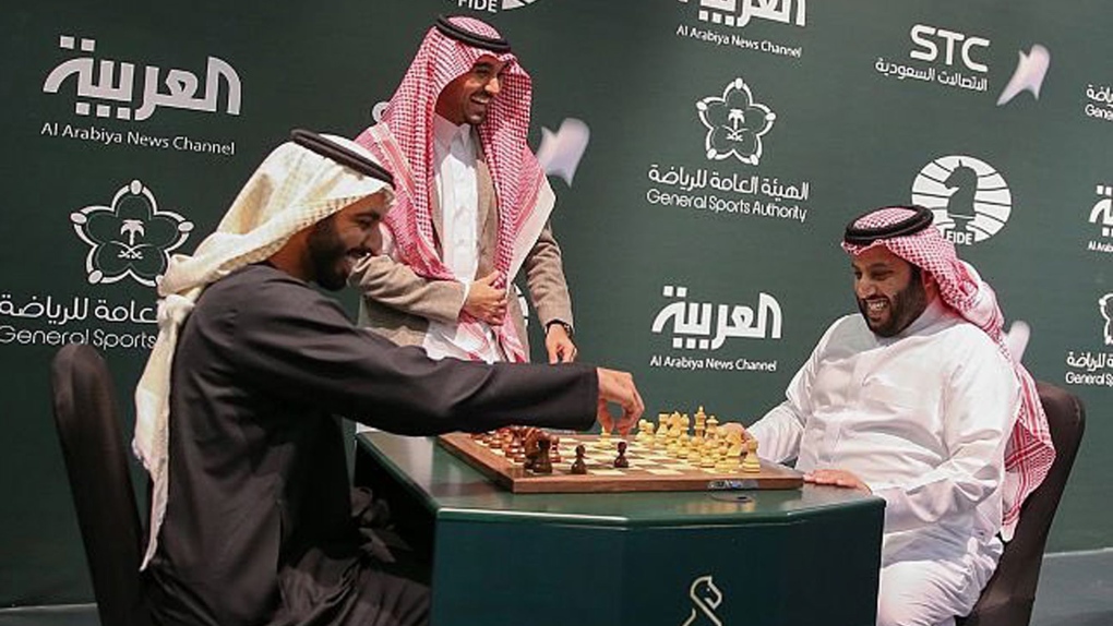 Saudi officials play chess