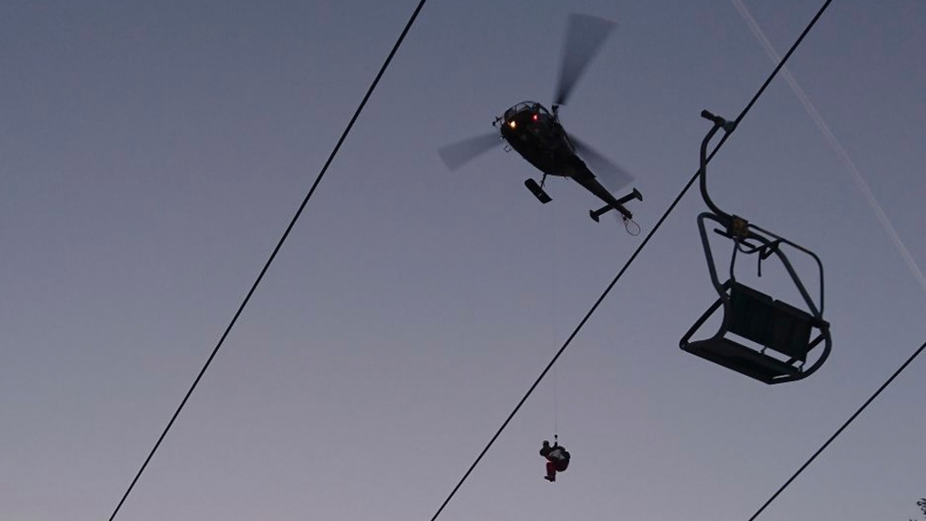 Helicopter rescue of people on broken chairlift