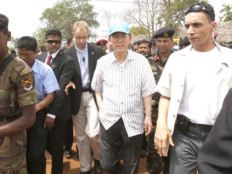 United Nations Secretary-General Ban ki-Moon, center wearing hat, is heavily guarded by security as he visits Manik Farm camp for displaced people, in Vavuniya, Sri Lanka, Saturday, May 23, 2009. (AP / Kirsty Wigglesworth)