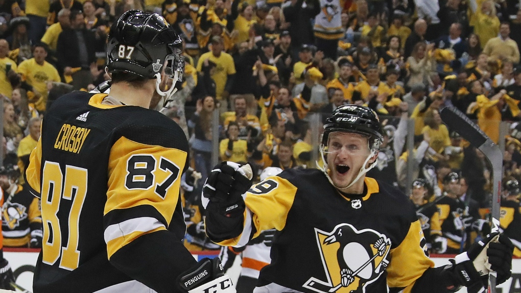 Sidney Crosby scores hat trick against Flyers