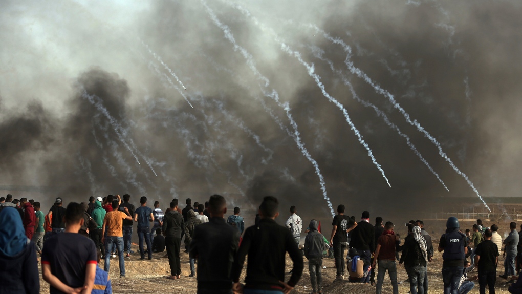 Israeli troops fire teargas at Palestinians