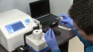 The portable mass spectrometer detects the contents of drugs within seconds.