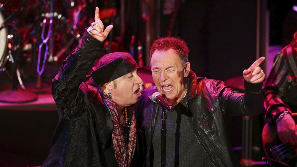 Steven Van Zandt and Bruce Springsteen sing