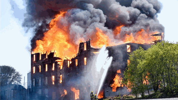 브랜든 다운타운의 대형 화재로 100여명 대피, 역사적인 건물들 파괴돼