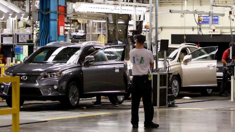 Line workers assemble a Lexus SUV at the Toyota plant in Cambridge, Ont., Friday, July 31, 2015. (THE CANADIAN PRESS/Aaron Lynett)