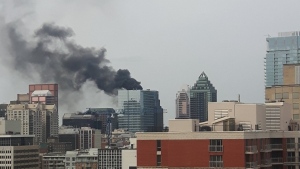 A fire broke out Friday afternoon in downtown Montreal (photo: Twitter / @AnneLaur)