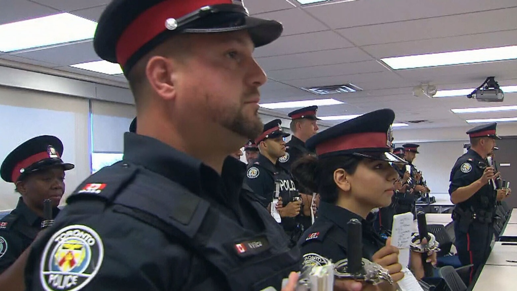 Police officers have to. Полиция Торонто. Полиция Квебека. Полиция штата Гавайи. Форма полицейских в Торонто.