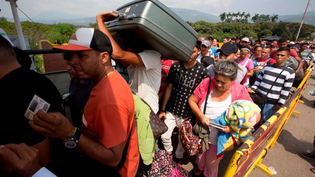 Venezuelans cross into Colombia