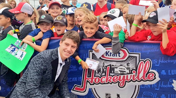 Toronto Maple Leaf forward Mitch Marner poses with fans at Kraft Hockeyville in Lucan Ont. on Sept. 18, 2018. (Courtesy @MapleLeafs/Twitter)