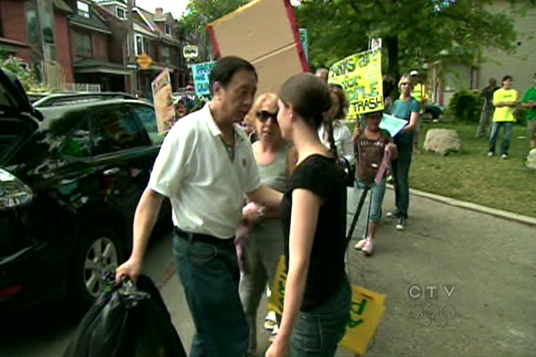 A Christie Pits resident confronts someone arriving to dump garbage at the park on Tuesday, June 30, 2009.
