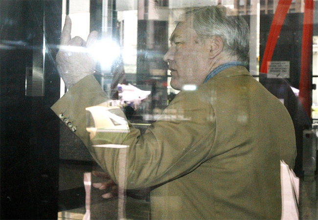 Conrad Black gestures with a finger towards a member of the media in Chicago on Tuesday, July 10, 2007.  (CP / Dave Chidley) 