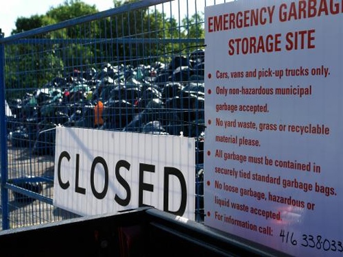 The temporary dump at York Mills Arena is full and therefore closed to any more garbage. (David Bradley / MyNews.CTV.ca)