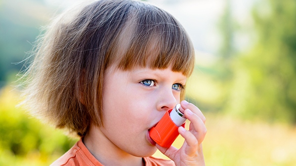 Children with asthma who grow up in polluted areas may be more likely to require emergency medical treatment. (bubutu / Istock.com)