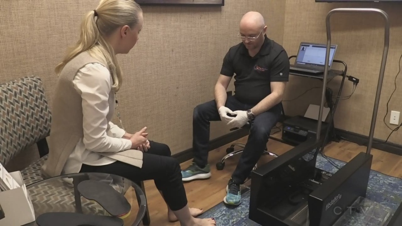 A certified pedorthist sits with a patient in Barrie, Ont. 2018 (CTV News, Krista Shape)