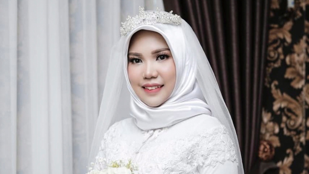 Woman wears wedding gown after fiance dies in Lion Air crash | CTV News