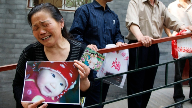 Zheng Shuzhen holds photo of her granddaughter