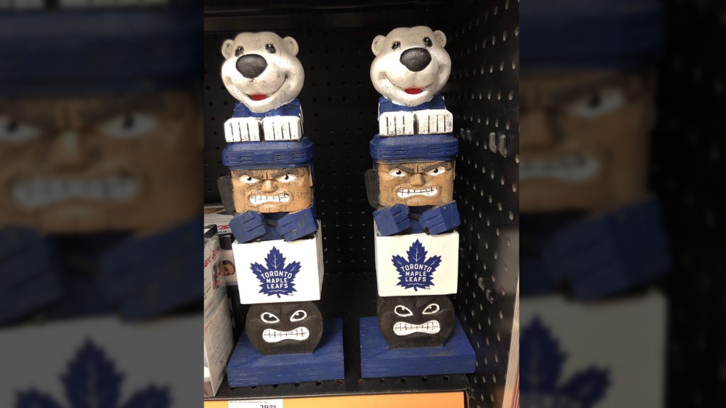 Toronto Maple Leafs-themed totem pole 