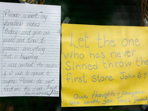 Handwritten notes hang on the door of Victoria Stafford's mother Tara McDonald's house after police confirmed the remains discovered Sunday were those of Victoria (Tori) Stafford, on Tuesday July 21, 2009. (Dave Chidley / THE CANADIAN PRESS)