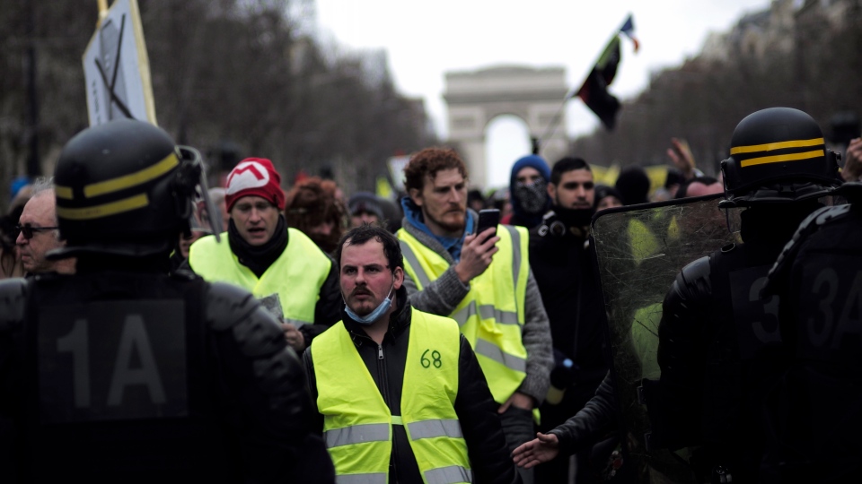 French yellow vest anti-gov't protests turn violent in Paris | CTV News