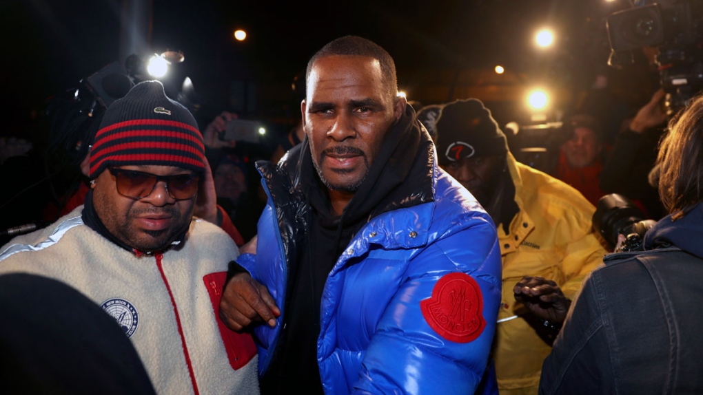 R. Kelly turns himself in at 1st District police 