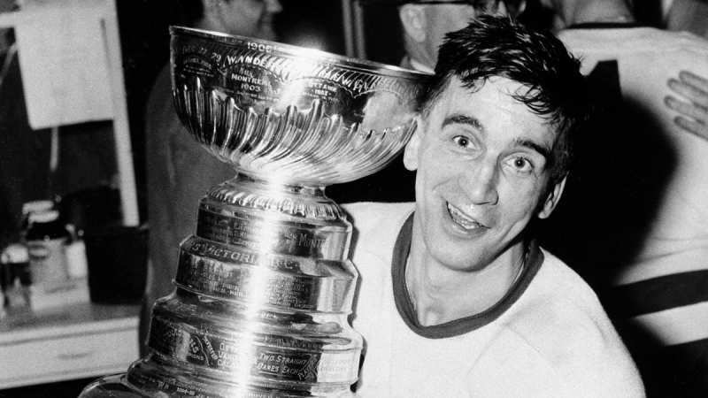 Detroit Red Wings captain Ted Lindsay hugs the Stanley Cup on April 16, 1954. (AP / File)