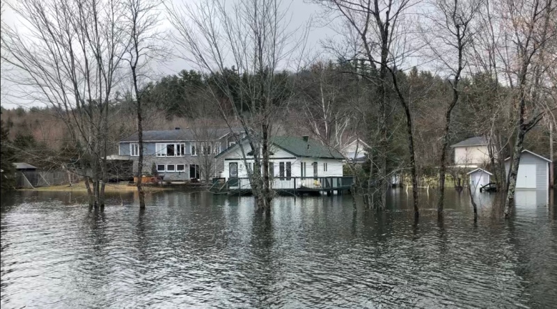 Flooded cottages and homes on McGregor Lake in Val-des-Monts April 27, 2019.
