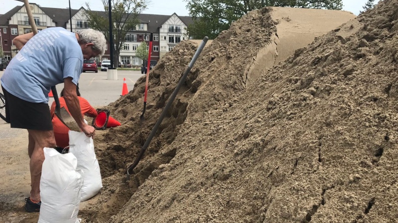 A Tecumseh family fills up bags with sand in Tecumseh, Ont., on Thursday, May 16, 2019. (Angelo Aversa / CTV Windsor) 