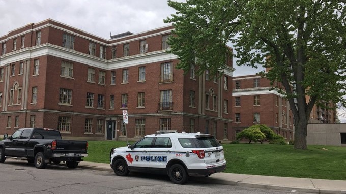 Windsor police investigate a stabbing at an apartment building located at 1616 Ouellette Avenue on May 20, 2019. (Ricardo Veneza / CTV Windsor)