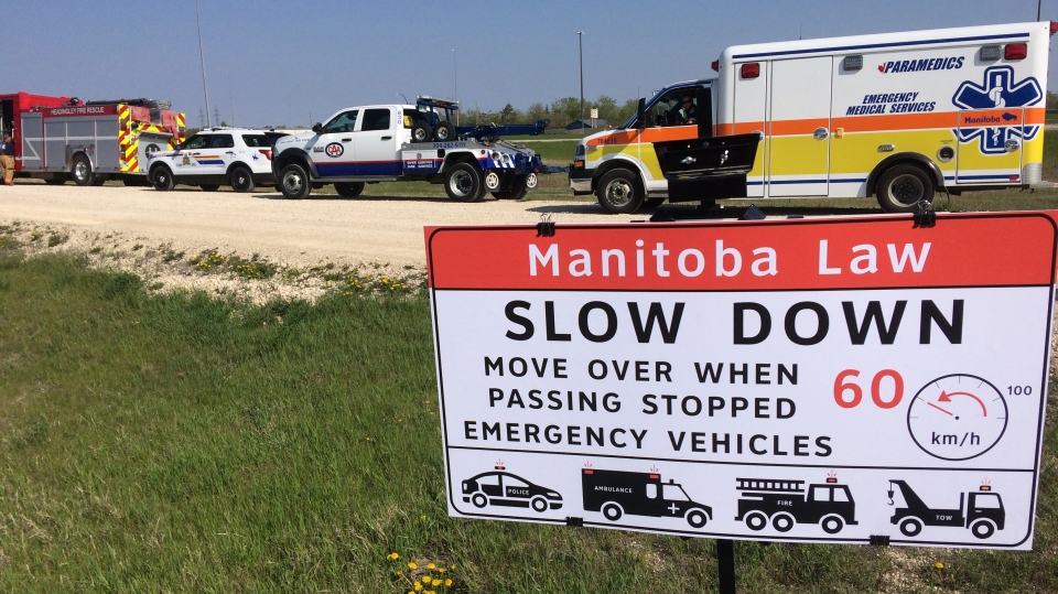 매니토바 주정부는 운전자들이 긴급 구조 대원들(emergency crews)을 지나갈 때 속도를 늦추라는 새 표지판을 공개