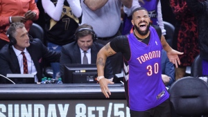 Drake wears Raptors jersey of Stephen 