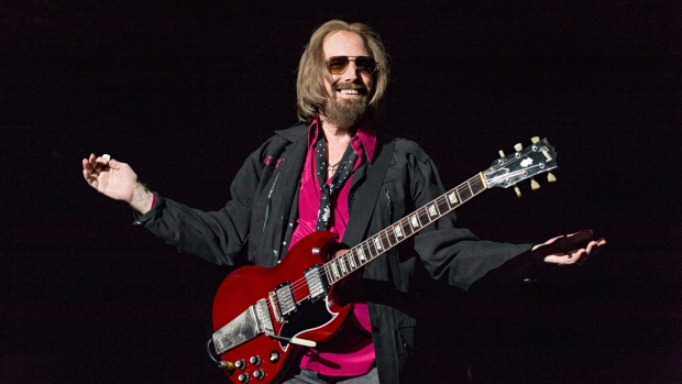Mendiang musisi Tom Petty menerima gelar Ph.D.  untuk musik