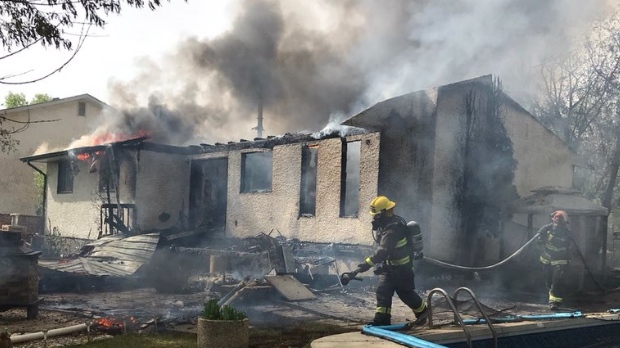 토요일 아침에 위니펙 시의 한 주택 화재로 소방관 1명이 부상을 입어