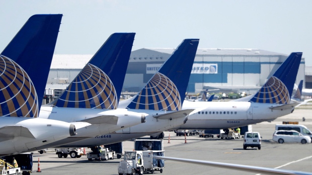 United Airlines mengurangi penerbangan di tengah lonjakan Omicron