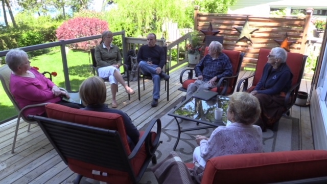 Residents at the Meneset on the Lake retirement community near Goderich, Ont. gather to chat. (Scott Miller / CTV London)