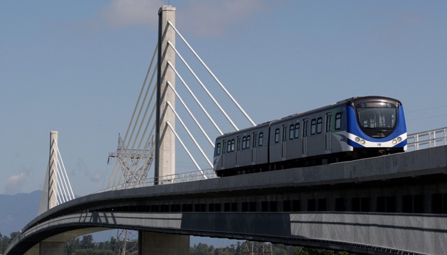 A Canada Line rapid transit train crosses over the Fraser River from Vancouver to Richmond, B.C., on Sunday August 16, 2009.(CP/Darryl Dyck)