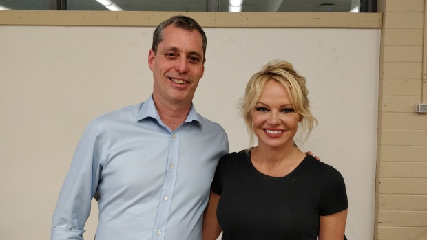 Pamela Anderson hits the campaign trail in hometown Ladysmith - CTV News